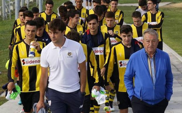 Alaña y Azurmendi acompañan a la plantilla en Lezama.