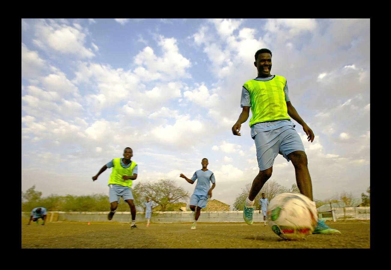 Selma Al Majidi, de 25 años, es la primera mujer árabe sudanesa, reconocida por la FIFA, en entrenar un equipo de fútbol masculino en el mundo árabe. En su país, donde los equipos femeninos son inexistentes, la pasión de Selma por este deporte resultaba un sueño inalcanzable y la única manera de participar en él era convertirse en entrenadora. «Al principio algunos jugadores no querían trabajar conmigo porque yo era una mujer. Con el tiempo, sin embargo, me han respetado y elogiado por mi trabajo». En la actualidad, Selma entrena al Al-Ahly Al-Gadaref de Jartum, pero desea avanzar. «Espero poder continuar en este camino para dirigir un club de primera división o incluso alcanzar el nivel internacional para entrenar al equipo nacional».