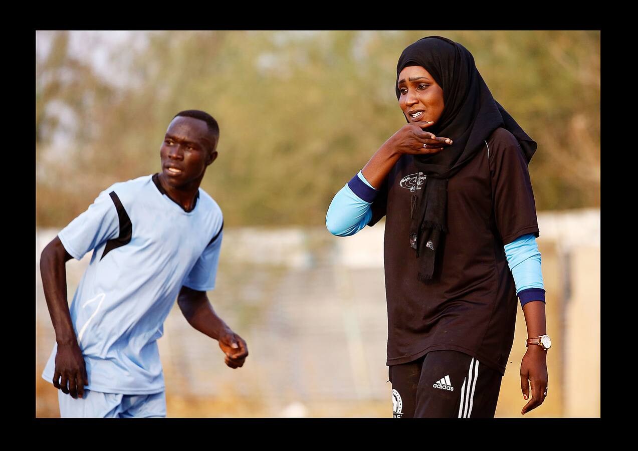 Selma Al Majidi, de 25 años, es la primera mujer árabe sudanesa, reconocida por la FIFA, en entrenar un equipo de fútbol masculino en el mundo árabe. En su país, donde los equipos femeninos son inexistentes, la pasión de Selma por este deporte resultaba un sueño inalcanzable y la única manera de participar en él era convertirse en entrenadora. «Al principio algunos jugadores no querían trabajar conmigo porque yo era una mujer. Con el tiempo, sin embargo, me han respetado y elogiado por mi trabajo». En la actualidad, Selma entrena al Al-Ahly Al-Gadaref de Jartum, pero desea avanzar. «Espero poder continuar en este camino para dirigir un club de primera división o incluso alcanzar el nivel internacional para entrenar al equipo nacional».