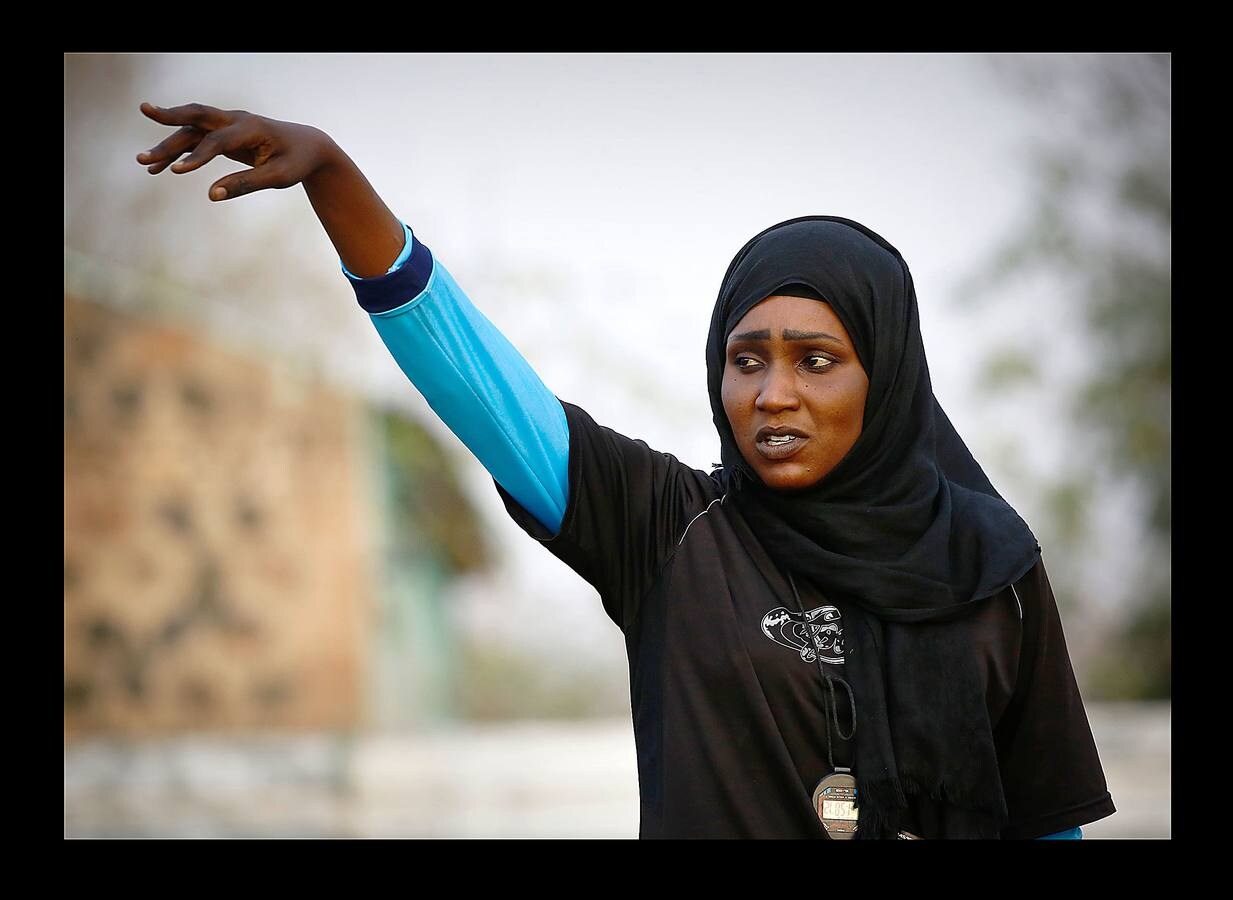 Selma Al Majidi, de 25 años, es la primera mujer árabe sudanesa, reconocida por la FIFA, en entrenar un equipo de fútbol masculino en el mundo árabe. En su país, donde los equipos femeninos son inexistentes, la pasión de Selma por este deporte resultaba un sueño inalcanzable y la única manera de participar en él era convertirse en entrenadora. «Al principio algunos jugadores no querían trabajar conmigo porque yo era una mujer. Con el tiempo, sin embargo, me han respetado y elogiado por mi trabajo». En la actualidad, Selma entrena al Al-Ahly Al-Gadaref de Jartum, pero desea avanzar. «Espero poder continuar en este camino para dirigir un club de primera división o incluso alcanzar el nivel internacional para entrenar al equipo nacional».