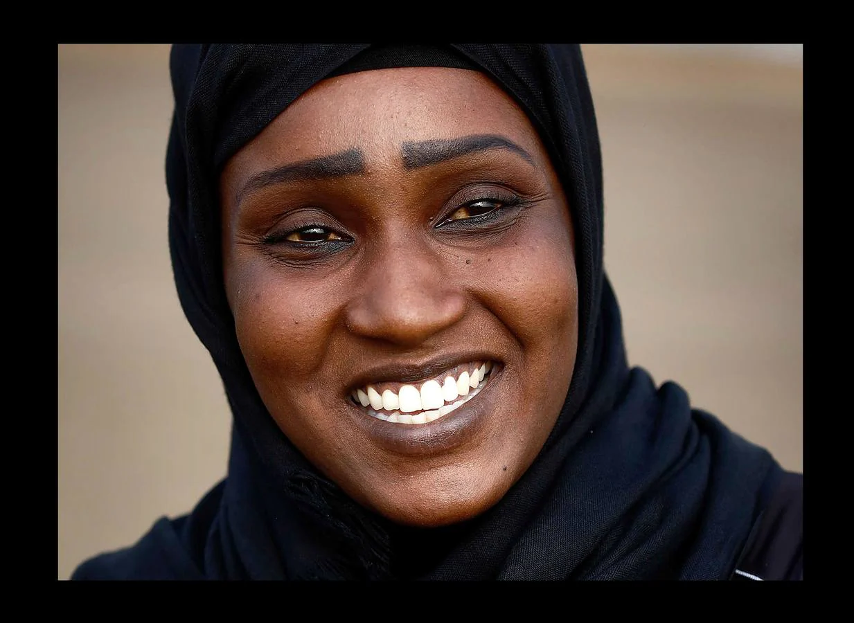 Selma Al Majidi, de 25 años, es la primera mujer árabe sudanesa, reconocida por la FIFA, en entrenar un equipo de fútbol masculino en el mundo árabe. En su país, donde los equipos femeninos son inexistentes, la pasión de Selma por este deporte resultaba un sueño inalcanzable y la única manera de participar en él era convertirse en entrenadora. «Al principio algunos jugadores no querían trabajar conmigo porque yo era una mujer. Con el tiempo, sin embargo, me han respetado y elogiado por mi trabajo». En la actualidad, Selma entrena al Al-Ahly Al-Gadaref de Jartum, pero desea avanzar. «Espero poder continuar en este camino para dirigir un club de primera división o incluso alcanzar el nivel internacional para entrenar al equipo nacional».