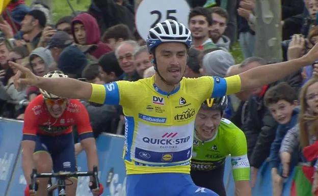 Alaphilippe celebra su segundo triunfo en la Itzulia.