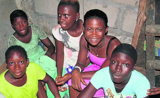 Niñas prostituidas en Freetown, capital de Sierra Leona, durante una visita del personal del centro Don Bosco Famul.