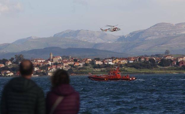 Embarcación y helicóptero de Salvamento Marítimo, en plena búsqueda del piloto desaparecido esta tarde en la Bahía