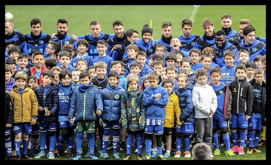 Cientos de niños han acudido este miércoles al entrenamiento de Mendizorroza.