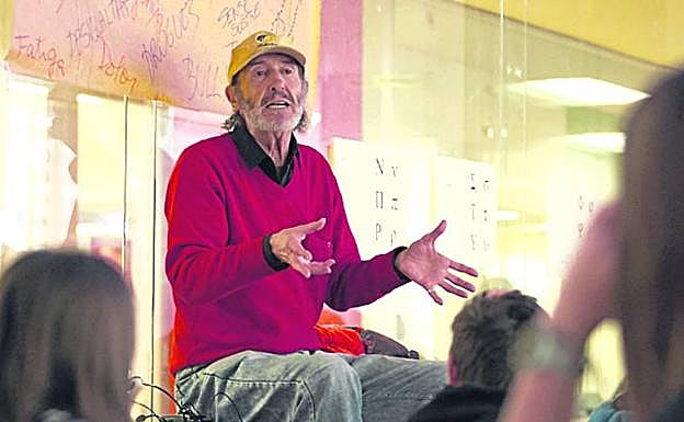 El dibujante charla con chavales sobre su vida en la calle