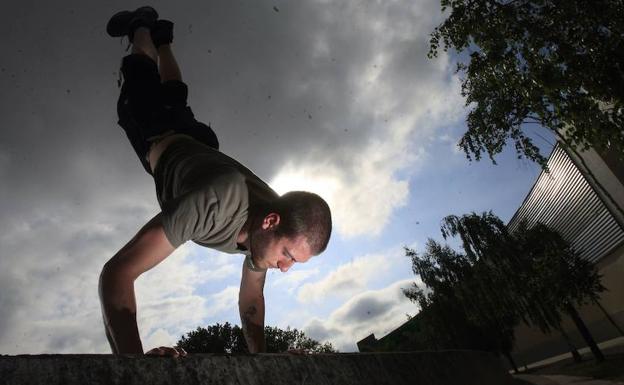 Un 'traceur' practica parkour en el barrio vitoriano de Lakuabizkarra.