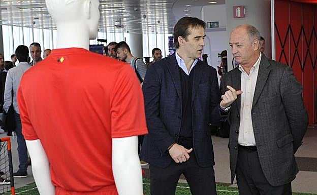 Lopetegui conversa con Scolari en el acto de Bilbao. 
