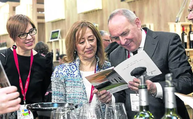 García de Salazar y González en la feria Prowien, su primera visita en el pasado viaje a Alemania. 