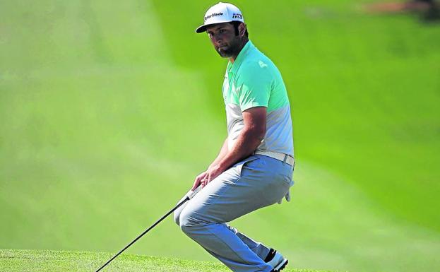 Jon Rahm lamenta un putt fallado en el hoyo 7 en su primera jornada en Augusta.