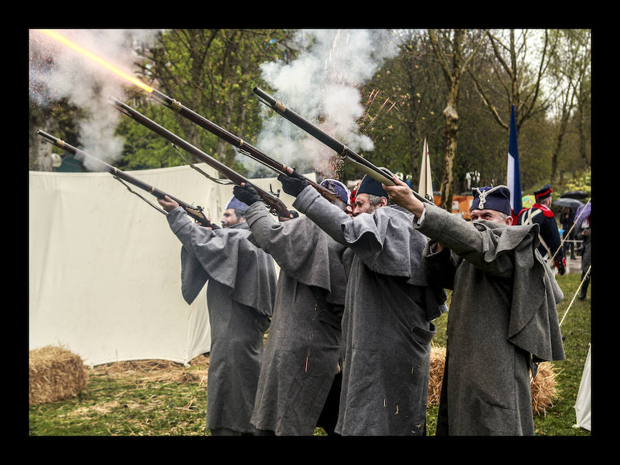 El aguacero chafó la réplica a pequeñísima escala de la refriega acontecida en 1813 en Vitoria, aunque el destacamento de soldados franceses ofreció a cambio explicaciones sobre su vestimenta, armamento y modo de vida 