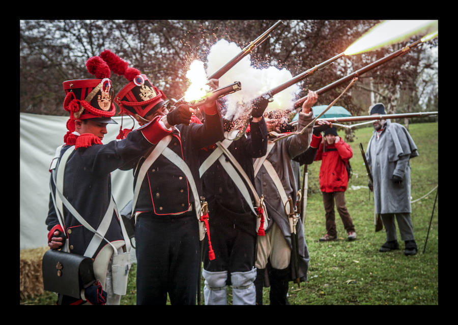 El aguacero chafó la réplica a pequeñísima escala de la refriega acontecida en 1813 en Vitoria, aunque el destacamento de soldados franceses ofreció a cambio explicaciones sobre su vestimenta, armamento y modo de vida 