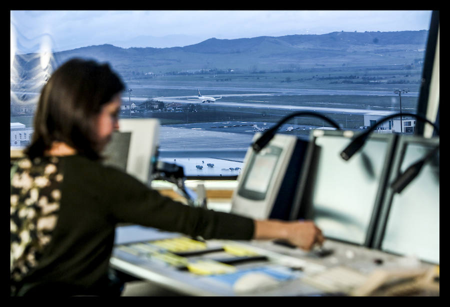 EL CORREO accede a la torre de control, que coordinó más de 8.400 vuelos el último año.