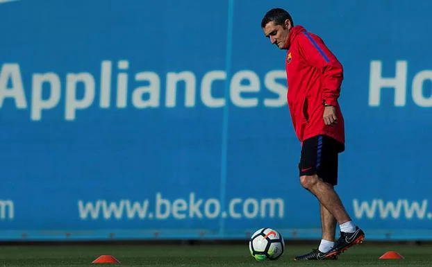 El entrenador del Barcelona, Ernesto Valverde durante un entrenamiento. 