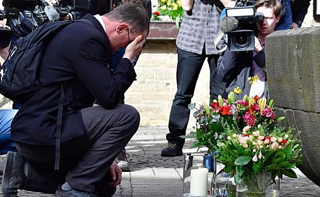 Un hombre homenajea a las víctimas.