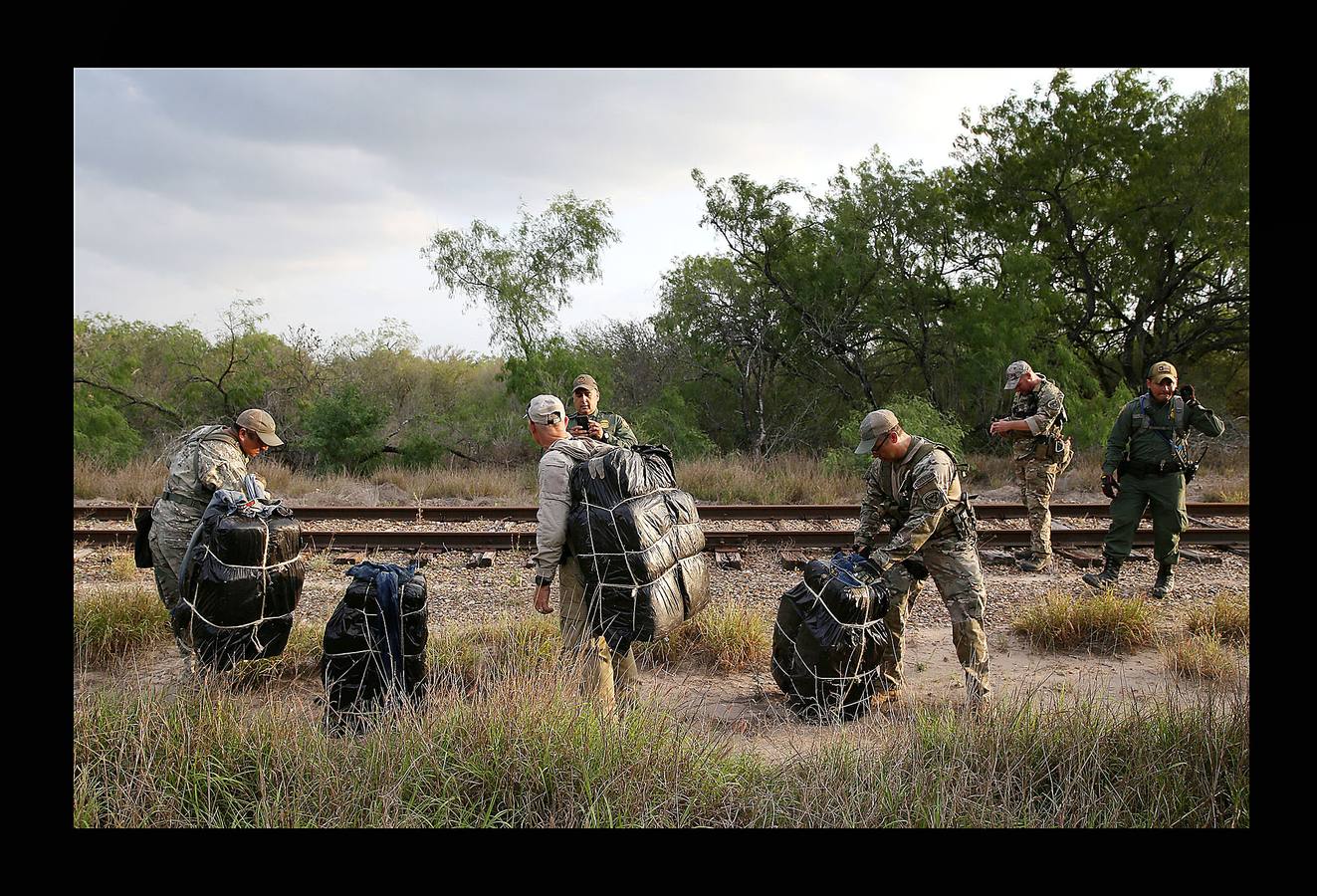 En el Valle de Río Grande, que abarca 19 condados y 17.000 millas cuadradas, en Texas, muy cerca de la frontera entre Estados Unidos y Méjico, apenas existía tráfico de drogas y de personas hasta hace unos años. Ahora, en sólo una semana, agentes de la patrulla fronteriza han decomisado cuatro toneladas de marihuana y, a lo largo de 2017 fueron detenidos alrededor de 200.000 inmigrantes ilegales. Las fotografías han sido tomadas en la localidad tejana de McAllen. 