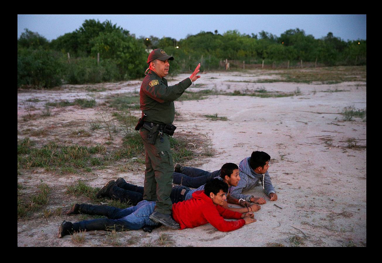 En el Valle de Río Grande, que abarca 19 condados y 17.000 millas cuadradas, en Texas, muy cerca de la frontera entre Estados Unidos y Méjico, apenas existía tráfico de drogas y de personas hasta hace unos años. Ahora, en sólo una semana, agentes de la patrulla fronteriza han decomisado cuatro toneladas de marihuana y, a lo largo de 2017 fueron detenidos alrededor de 200.000 inmigrantes ilegales. Las fotografías han sido tomadas en la localidad tejana de McAllen. 