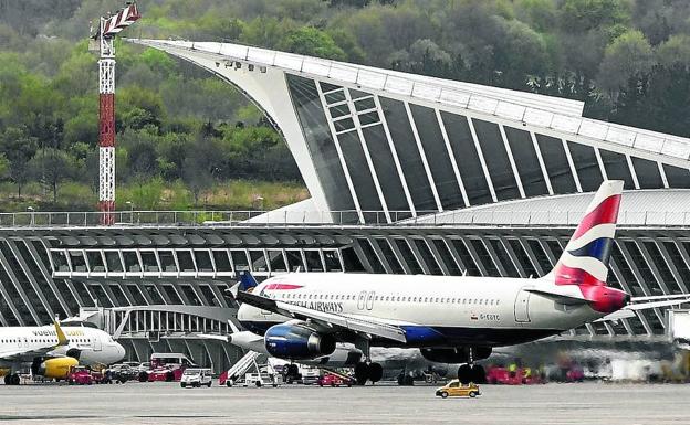 Más de un millón de pasajeros pasaron por el aeropuerto de Loiu entre enero y marzo.