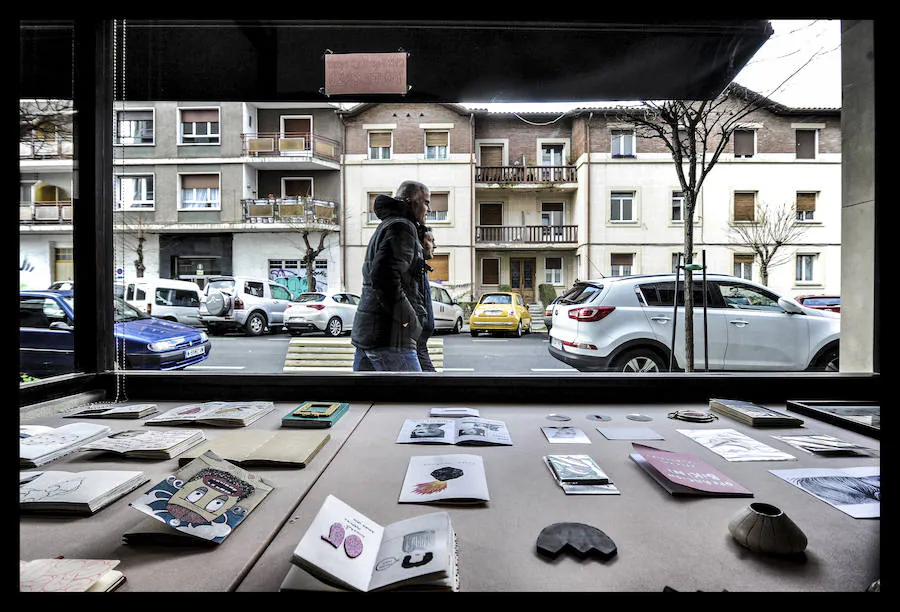 Heredó la tienda de modas de señora de su familia. Allí, entre musas en rebequitas de perlé, encontró inspiración para sus audaces ilustraciones