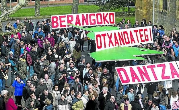 Integrantes del grupo de baile Simón de Otxandategi durante uno de los actos de su 75 aniversario.