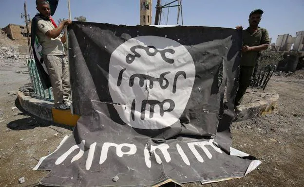 Una bandera del Estado Islámica incautada en Irak.