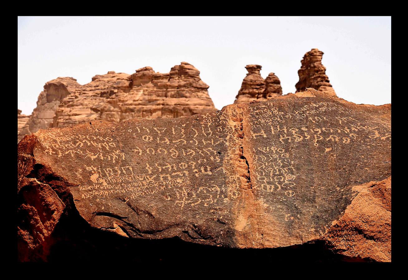 Madain Saleh es un conjunto de restos arqueológicos tallados en roca arenisca, considerados los segundos más importantes de la cultura nabatea después de Petra. Emplazados cerca de la ciudad de Al-Hula, al noroeste de Arabia Saudí, emergen en el desierto como gigantescas rocas labradas en forma de palacios, templos y grandes tumbas de hasta 16 metros de altura. Al-Ula, un área poco conocida, rica en vestigios de este tipo, que fue alguna vez encrucijada de civilizaciones, es vista como una joya turística en Arabia Saudí, que este año comenzará a emitir visas para turistas por primera vez.