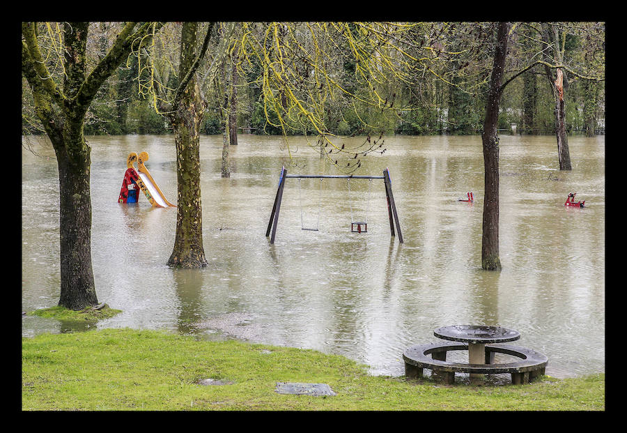 El río alavés ya se ha salido de su cauce en los puntos habituales como Abetxuko, Iurre y Asteguieta