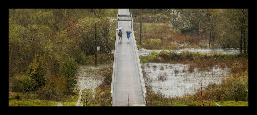 El río alavés ya se ha salido de su cauce en los puntos habituales como Abetxuko, Iurre y Asteguieta
