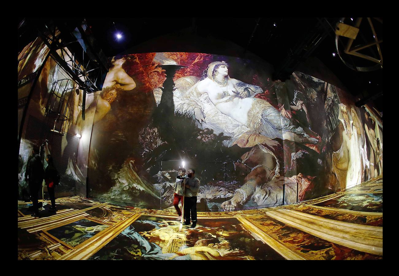 La pintura de Gustav Klimt se exhibe en el L'Atelier des Lumières, una antigua fundición convertida en Centro de Arte Digital, que estos días ha abierto las puertas en París. 