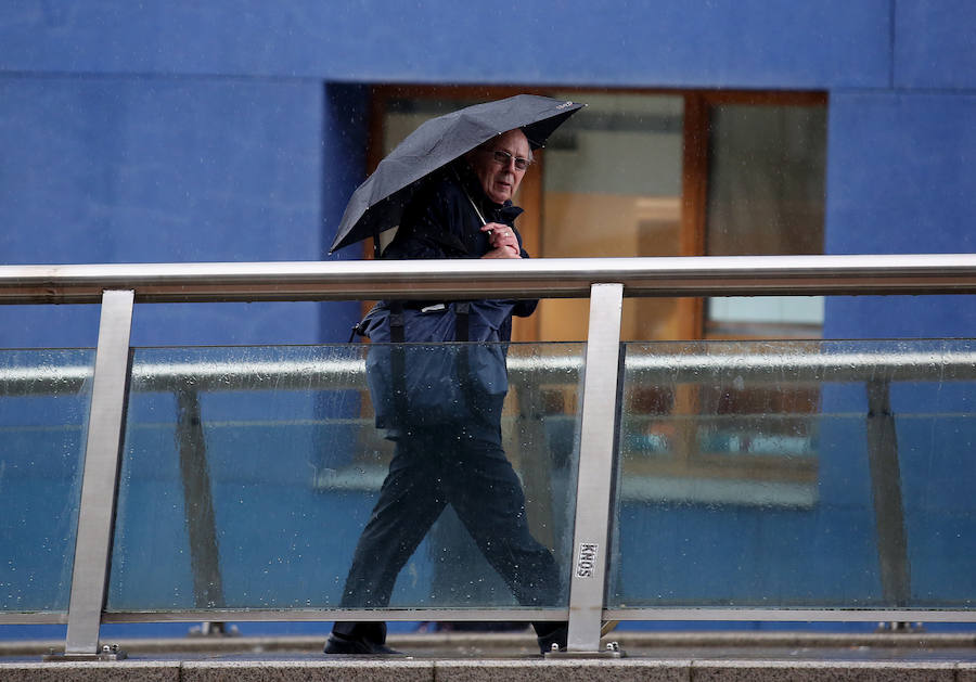 Fotos: La lluvia y el viento complican el día a los vizcaínos