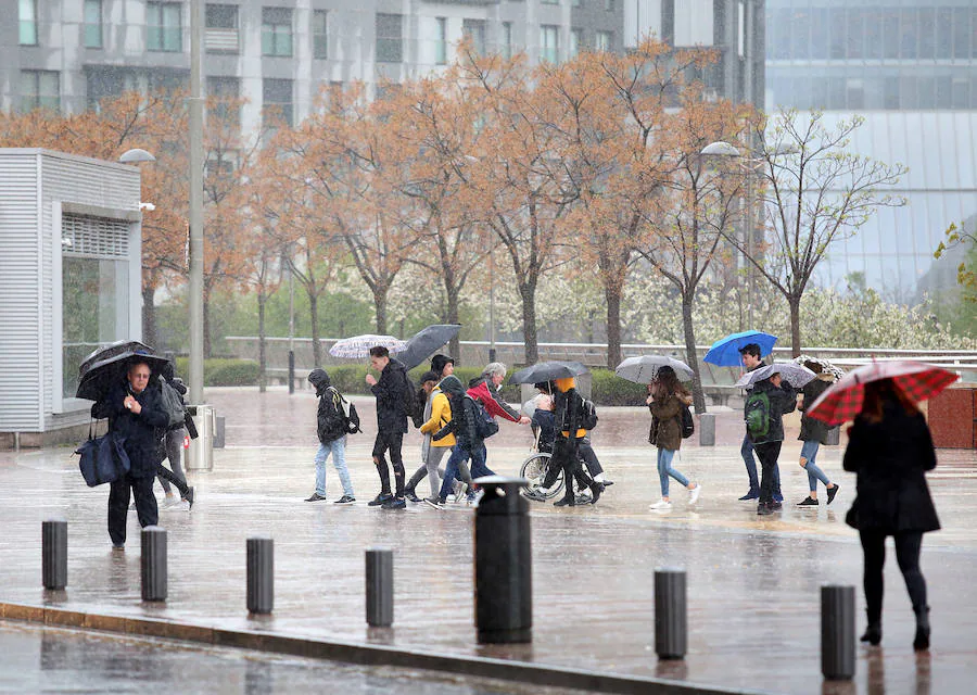 Fotos: La lluvia y el viento complican el día a los vizcaínos