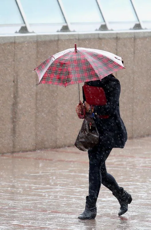 Fotos: La lluvia y el viento complican el día a los vizcaínos