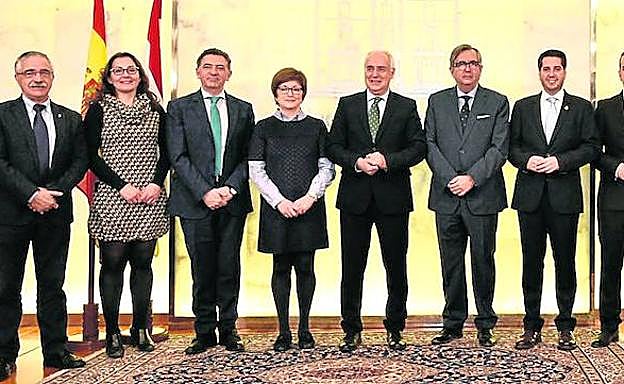 Javier Redondo (primero por la derecha) posa junto al presidente Ceniceros, el consejero de Fomento, Carlos Cuevas, y los alcaldes de las otras seis cabeceras de comarca.