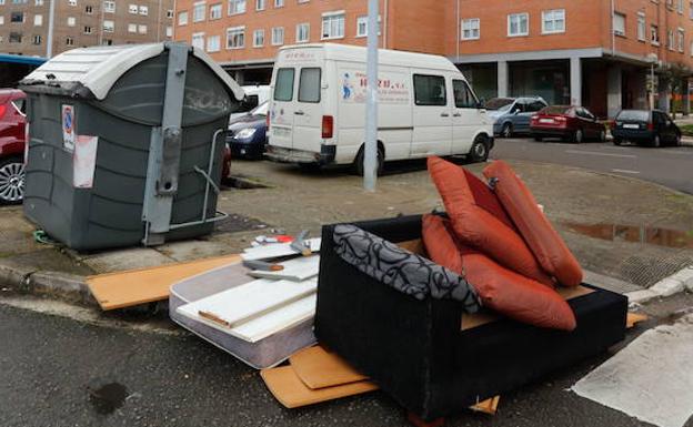 Muebles abandonados en la calle Antonio Machado.