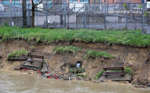 Unos cincuenta metros de la estructura han caído sobre el cauce del río.