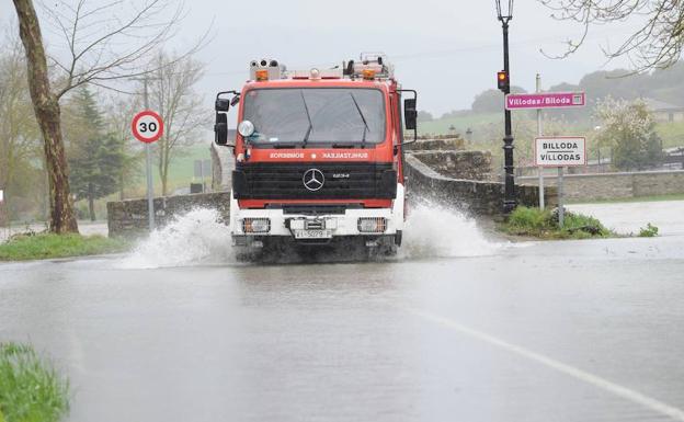 El Zadorra, a su paso por Víllodas, ha anegado la carretera de acceso a la localidad. 