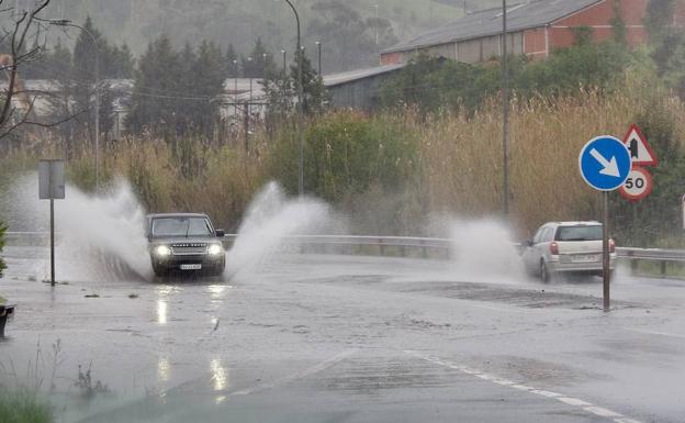 Las lluvias de las últimas horas han dejado enormes balsas de agua en zonas como Asua.