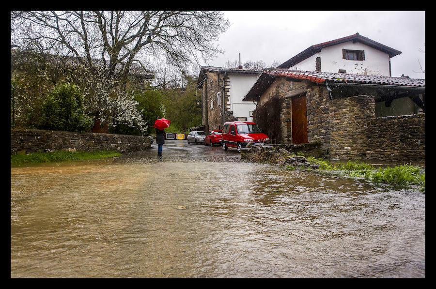 El río alavés ya se ha salido de su cauce en los puntos habituales como Abetxuko, Iurre y Asteguieta