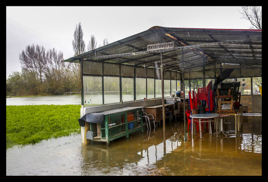 El río alavés ya se ha salido de su cauce en los puntos habituales como Abetxuko, Iurre y Asteguieta