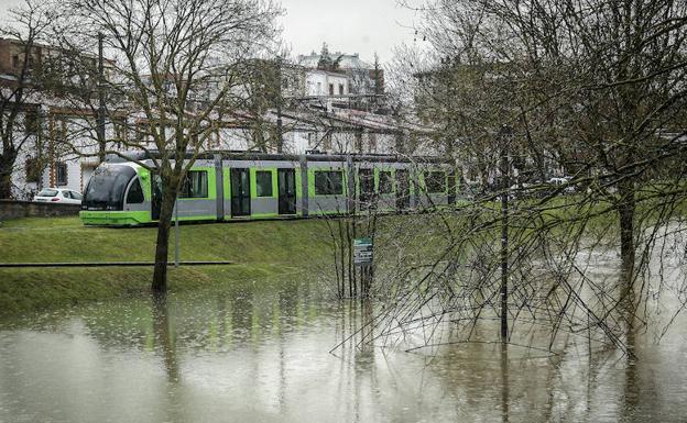 El tranvía, a su paso por Abetxuko, donde una inmensa balsa de agua ha inundado la zona recreativa del barrio.