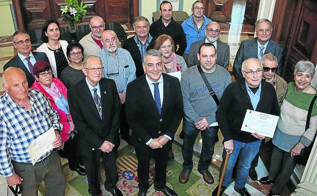El delegado de Gobierno, Javier De Andrés, entregó este jueves el reconocimiento por su labor desinteresada en colaboración con Protección Civil a veinte radioaficionados.