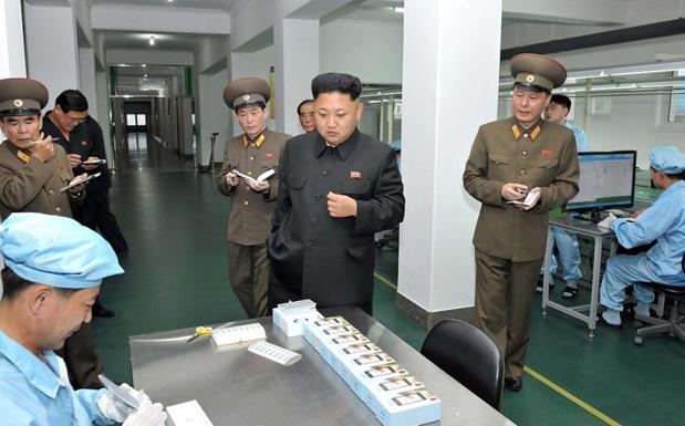 Kim Jong-un supervisa una de las factorías dedicadas a la fabricación de smartphones. 