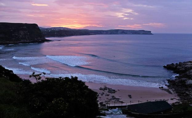 Atardecer en la playa de Los Locos, uno de los escenarios de las novelas de Elena Soriano.