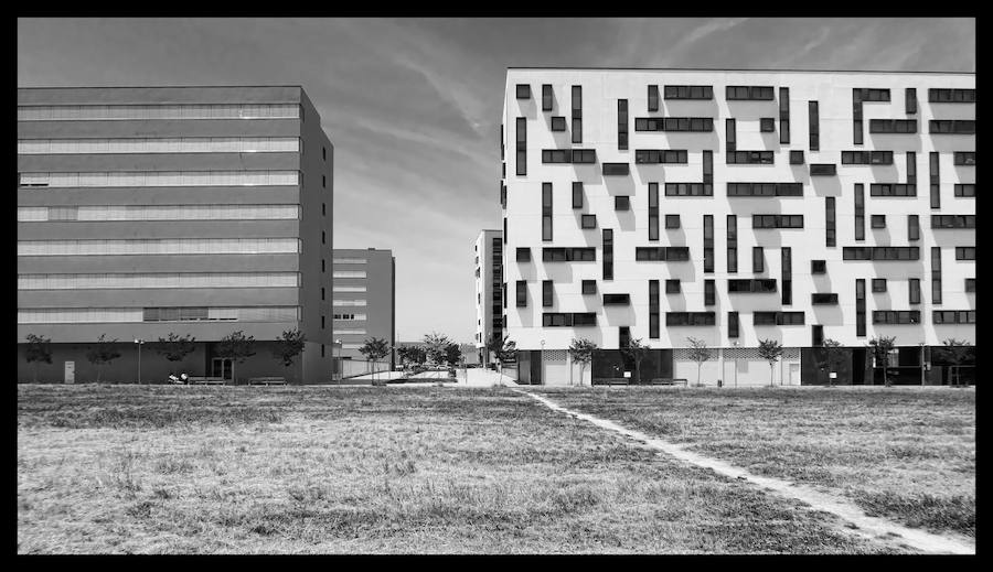 El físico y expolítico Raúl Reyero presenta este viernes el libro que documenta un viaje pausado por la ciudad a través de 375 fotografías en blanco y negro.