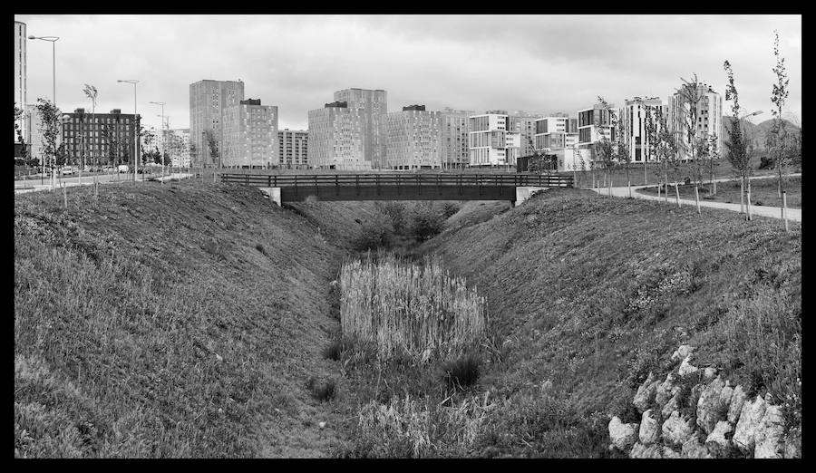 El físico y expolítico Raúl Reyero presenta este viernes el libro que documenta un viaje pausado por la ciudad a través de 375 fotografías en blanco y negro.