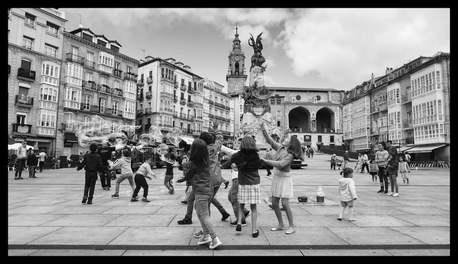 El físico y expolítico Raúl Reyero presenta este viernes el libro que documenta un viaje pausado por la ciudad a través de 375 fotografías en blanco y negro.