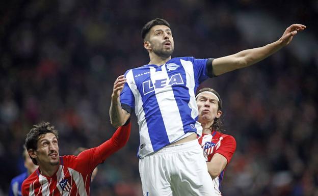 Maripán lucha con Savic y Filipe durante el partido de la primera vuelta en el Wanda Metropolitano.