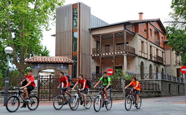 La casona se encuentra junto al parque de El Prado.