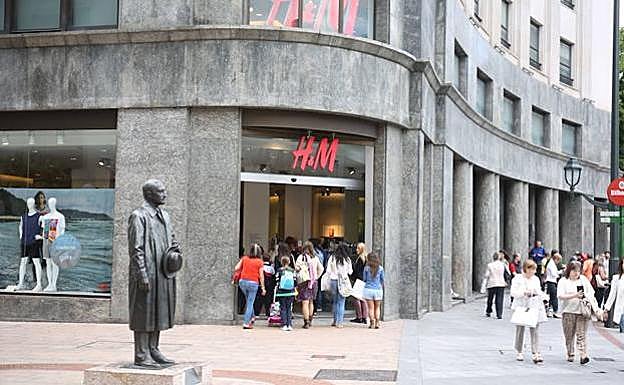 Vista de la tienda H&M en la Plaza Moyua. 