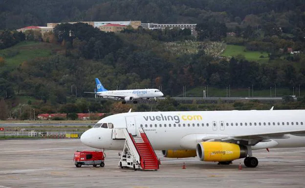 Los pilotos de Vueling piden una subida salarial del 30% para no ir a la huelga